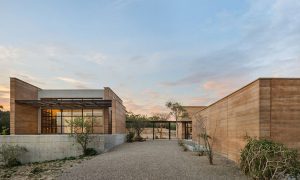 Conectando varias estructuras, RIMA Design Group diseña este Centro de Arte, ubicado en San José del Cabo, Baja California Sur, México.