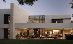 Estudio Jerimasa es una casa que se conceptualizó con la premisa de que la luz natural fuera el principal invitado al ingresar a ella.