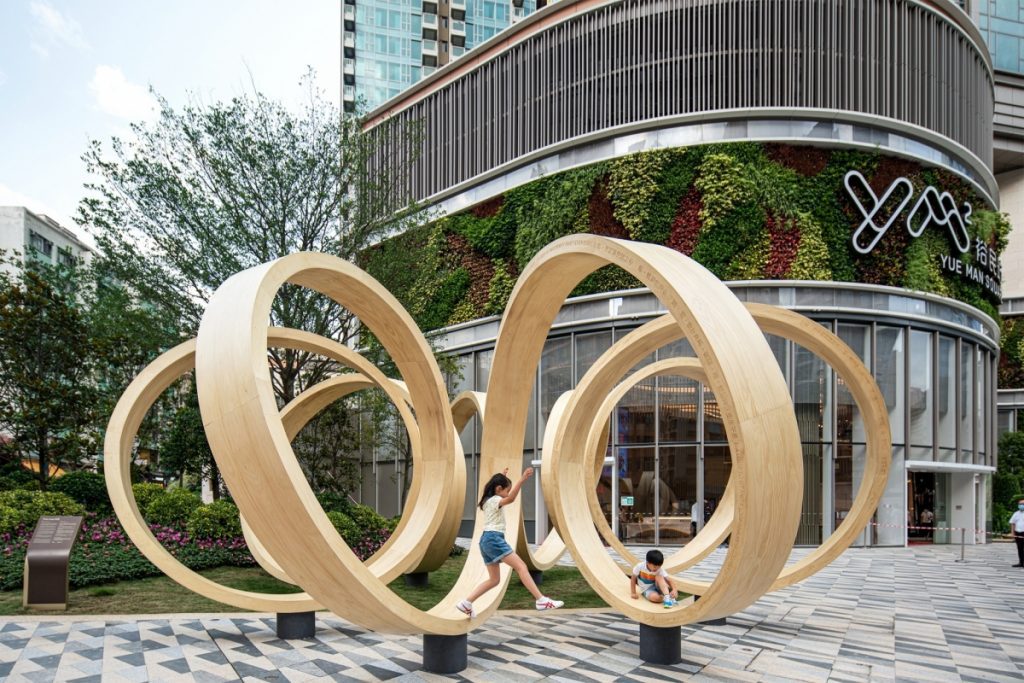 Time Loop es una instalación diseñada para Yue Man Square de Hong Kong. Se inspira en la historia del distrito circundante de Kwun Tong.