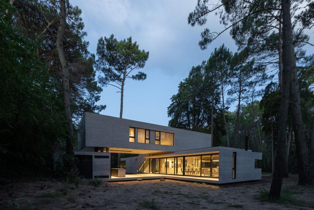 Casa Tucán representa una residencia concebida originalmente para ser utilizada durante la temporada de verano. Está edificada en Cariló.