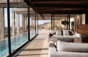 Casa Uno representa un proyecto que se enfoca en la arquitectura del silencio, con el propósito de camuflar gran parte de la estructura.