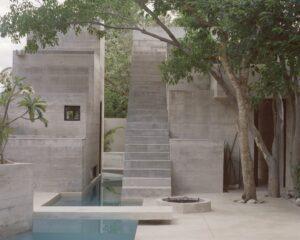 Espacio íntimo se encuentra al sur del centro histórico de Mérida, en Yucatán, México. El diseño se inspira en las dimensiones naturales.