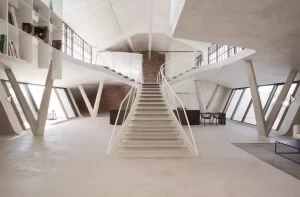 En ocasiones, la escultura y la arquitectura coexisten en armonía, entrelazando sus elementos en una simbiosis cautivadora.