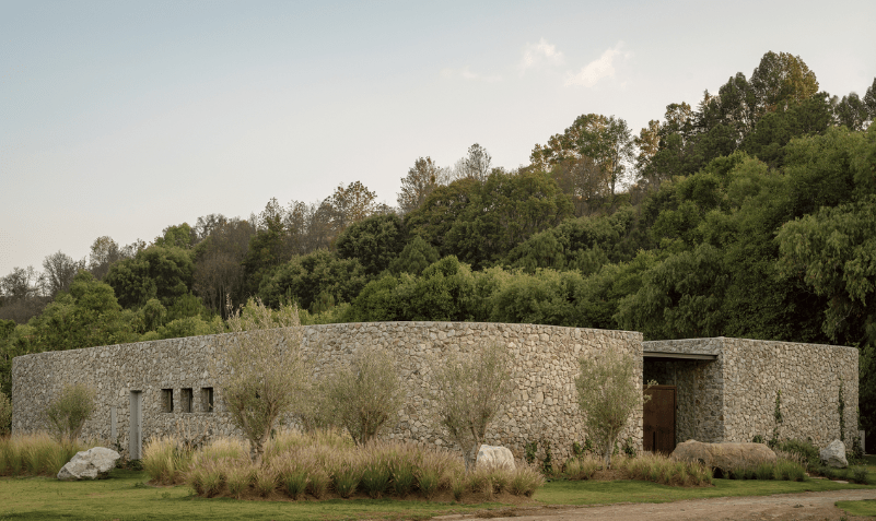 Casa de piedra es un espacio multifuncional, recreativo, de descanso y contemplación, donde se experimenta una conexión con la naturaleza