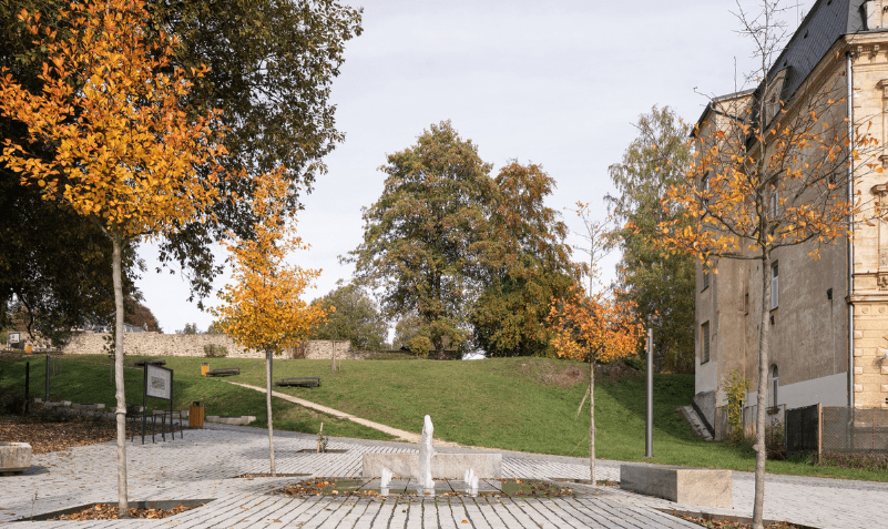 El Parque de los Recuerdos en Aš ejemplifica un innovador enfoque de revitalización urbana, aprovechando tanto el valor geográfico.