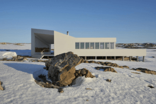 INNOVACIÓN ARQUITECTÓNICA Y TRADICIÓN EN FOGO ISLAND