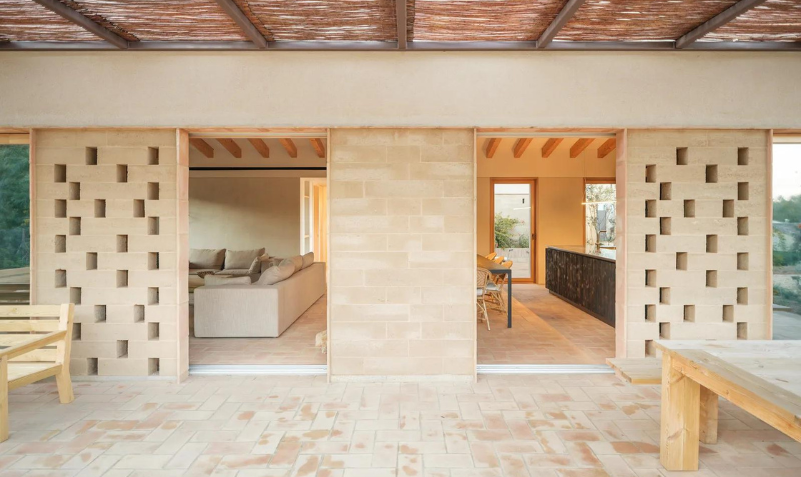 En el interior, el diseño rural se completa con pavimentos de tova cerámica y estructuras de madera vista en los techos, junto con pinturas a base de cal y madera sin tratar para puertas y muebles. Estos materiales sostenibles, como los paneles prefabricados de Evowall, contribuyen a que las viviendas sean pasivas y ecológicas, proporcionando una atmósfera cálida y relajante en consonancia con el diseño rural.