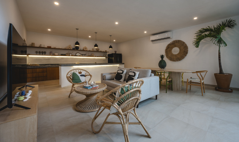 Distribución y Funcionalidad En la planta baja, el diseño se enfoca en una amplia área social que incluye sala, comedor y una cocina espaciosa, todos con vistas al jardín interior. Se incluye una habitación con baño completo para mayor comodidad y accesibilidad. Además, hay una bodega, un baño de visitas y una cochera techada para dos autos. En el primer piso, se encuentran dos recámaras con baño completo, incluyendo la principal que destaca por su baño amplio y un vestidor. Ambas habitaciones cuentan con terrazas privadas que conectan con el exterior. La azotea se convierte en un espacio habitable, con la posibilidad de instalar un jacuzzi, y cuenta con paneles solares orientados estratégicamente para maximizar la captación de energía.