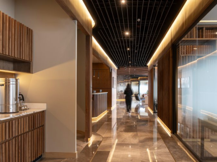 Corporativo Cervantes, diseñado por Branco Estudio, es un espacio que redefine la sofisticación y funcionalidad en el ámbito corporativo.