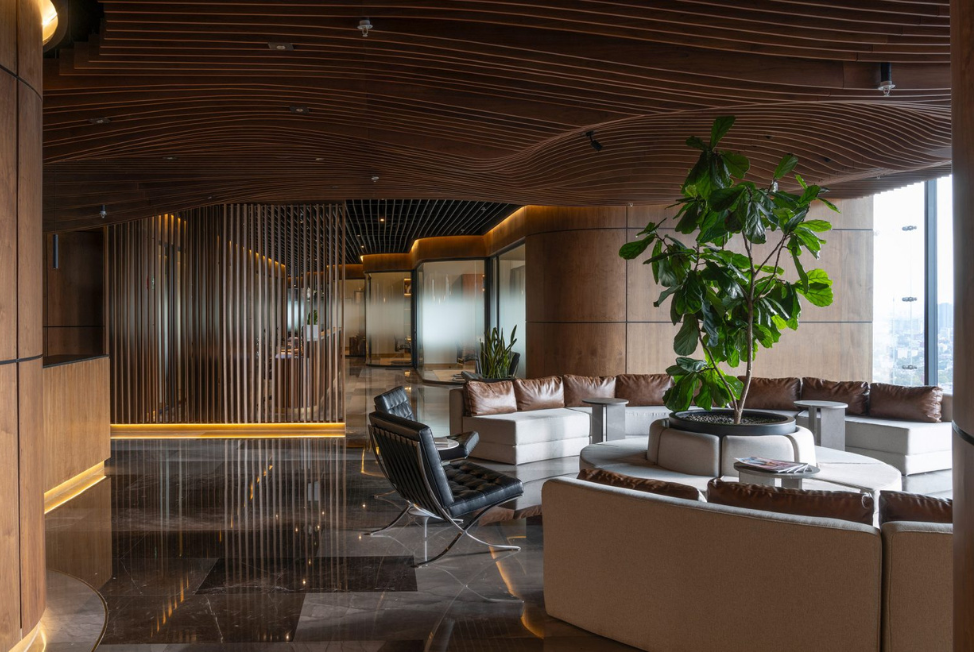 Corporativo Cervantes, diseñado por Branco Estudio, es un espacio que redefine la sofisticación y funcionalidad en el ámbito corporativo.