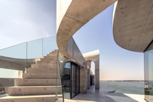 Casa Liminal Frente al Río East