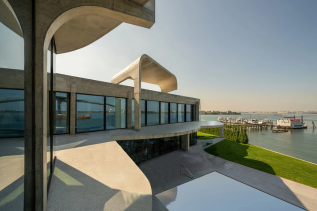 Casa Liminal Frente al Río East