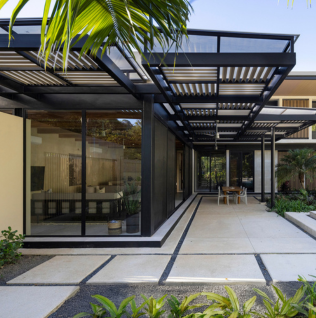 Casa Liza: Un Diseño que Se Fusiona con la Naturaleza