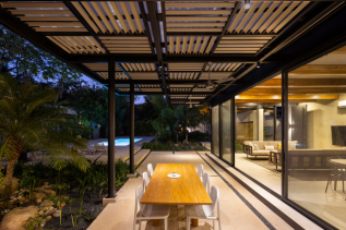 Casa Liza: Un Diseño que Se Fusiona con la Naturaleza