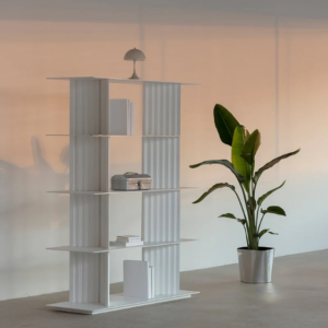 Sistema de almacenaje Plec Shelving que conserva la esencia de la colección Plec.