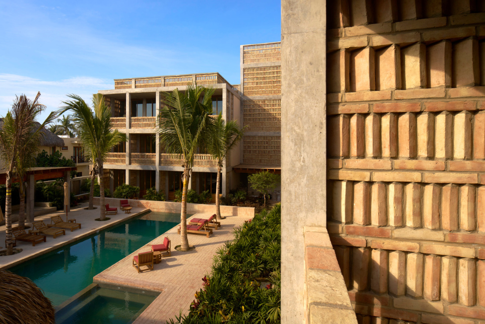 Zicatela, Puerto Escondido, el Hotel Humano se erige como un refugio que celebra la esencia del surf y la cultura local.