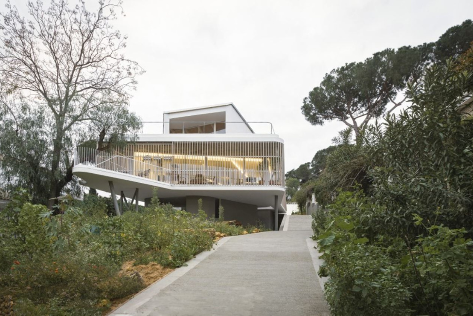 Arquitectura consciente en armonía con la naturaleza.