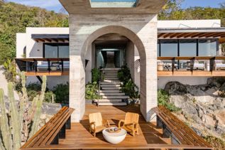 UNA VIVIENDA QUE FLOTA ENTRE MAR Y CIELO 