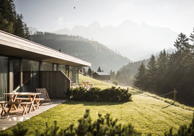 UN REFUGIO MIMÉTICO EN LAS MONTAÑAS