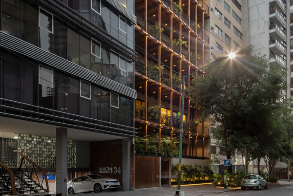 Naturaleza vertical ubicada en la calle de Monte Élbruz