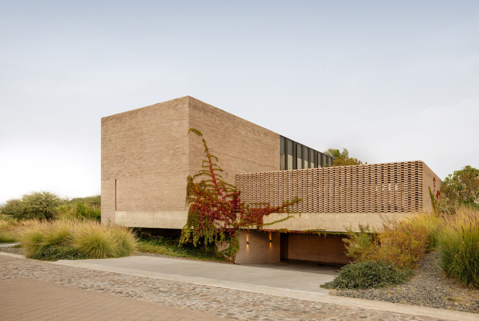 Casa Capuchinas propone una identidad clara a partir del uso de un solo material.