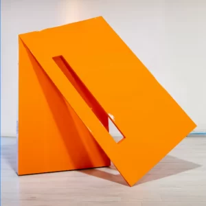 Escultura de libro PIEGO DI LIBRO simboliza las infinitas posibilidades del libro, de las palabras y de las ideas, tan infinitas.