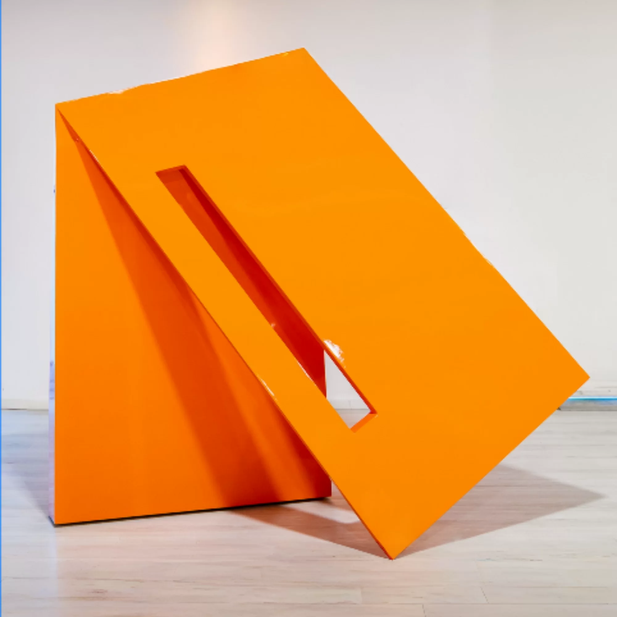 Escultura de libro PIEGO DI LIBRO simboliza las infinitas posibilidades del libro, de las palabras y de las ideas, tan infinitas.