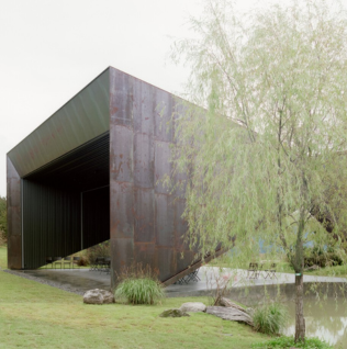 Pabellón en Sayuwon: arquitectura ligera