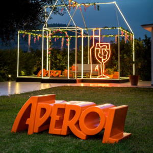 APEROL BENCH reinterpreta las líneas distintivas del famoso logotipo con un giro de diseño.