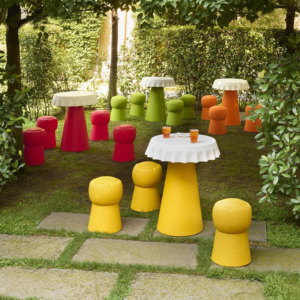 Mesa de plastico FIZZZ es ideal para proyectos contract y eventos,