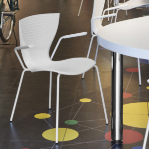 UNA SILLA EXTERIOR POLIPROPILENO GLORIA MEETING BY SLIDE | ESTUDIO LOFFT